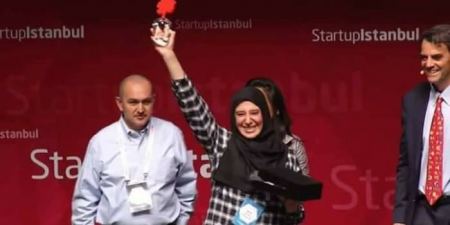 فوز الفلسطينية نور الخضري بثاني أفضل شركة ناشئة في ستارت اب اسطنبول