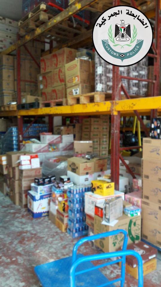 ضبط مواد تنظيف ومشروبات طاقة بدون بطاقة بيان باللغة العربية في جنين وسلفيت