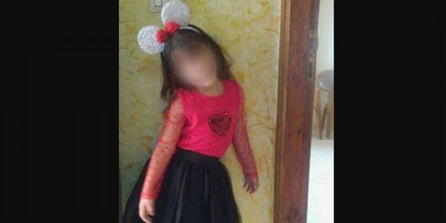 رام الله/ صورة مؤلمه :دلين ذهبت للروضة ففقدت ثلاثة من أصابعها في باص “مشطوب” !
