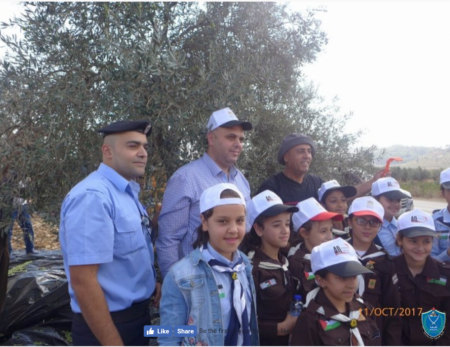 الشرطة تشارك المواطنين في قطف ثمار الزيتون في جنين
