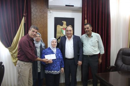 تسليم مكرمة رئاسية لعدد من الحالات الإنسانية في محافظة جنين