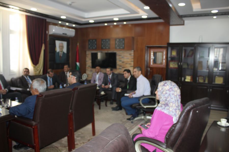 المحافظ رمضان يستقبل وفد مجموعة الاتصالات و يتفق معها على تمويل اقامة حديقة عامة في ميدان الشهيد ياسر عرفات