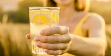 الماء الدافئ والليمون يخلّصان الجسم من سمومه.. حقيقة أم خرافة؟