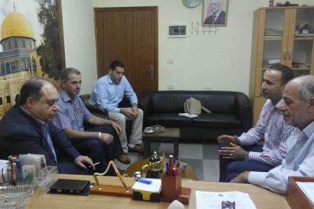 المحافظ رمضان يبحث عدد من القضايا الجمركية مع دائرة الجمارك والمكوس