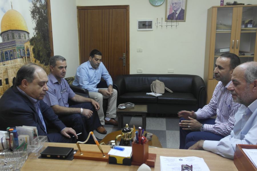 المحافظ رمضان يبحث عدد من القضايا الجمركية مع دائرة الجمارك والمكوس