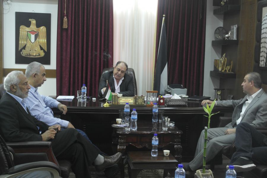  المحافظ رمضان والغرفة التجارية يبحثان تفعيل عقد المؤتمر الاقتصادي في محافظة جنين