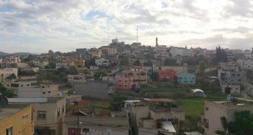 مزارعو عزون ممنوعون من الوصول إلى أراضيهم