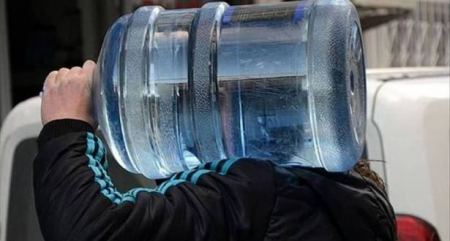 مدعوون لحفل زفاف يهدون العريس عبوة مياه.. والسبب؟