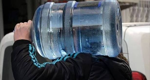 مدعوون لحفل زفاف يهدون العريس عبوة مياه.. والسبب؟