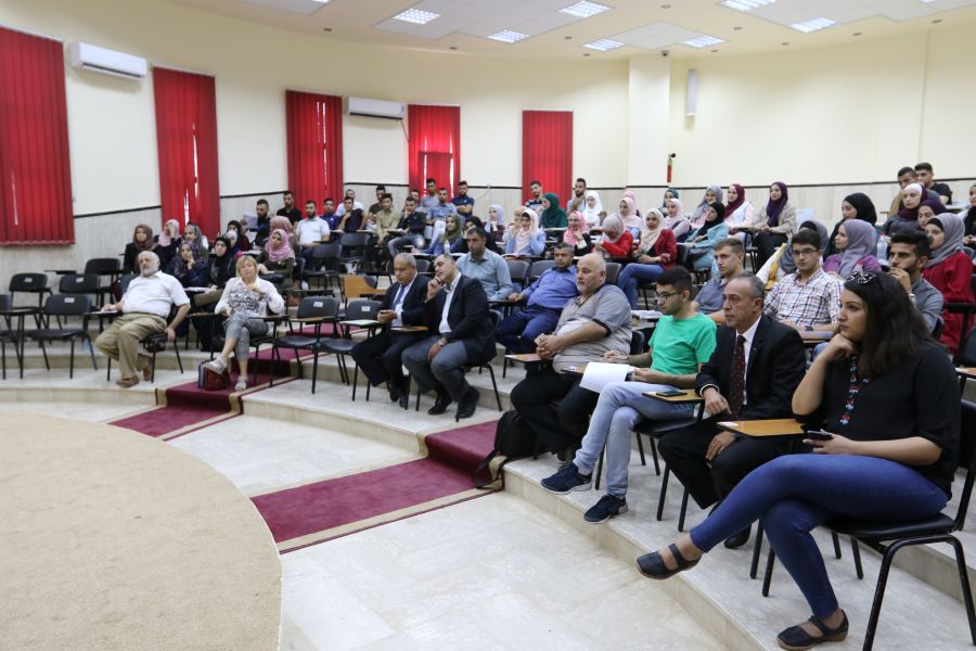 في زيارة لجامعة 