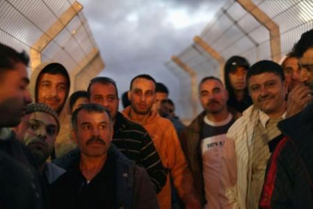 وفاة عامل من مخيم العروب على الحاجز