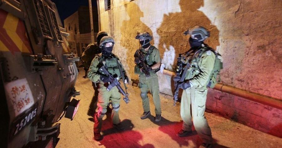 فجر اليوم.. إصابات واعتقالات خلال مداهمات بأنحاء الضفة