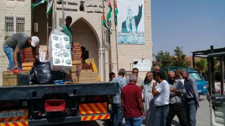  هيئة مقاومة الجدار والاستيطان تسلم أدوات قطف الزيتون للمزارعين في جنين