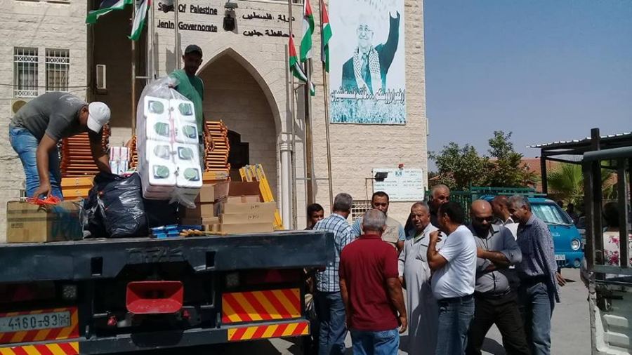  هيئة مقاومة الجدار والاستيطان تسلم أدوات قطف الزيتون للمزارعين في جنين
