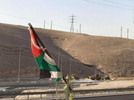 جرافات الاحتلال تتقدم باتجاه قرية الخان الأحمر