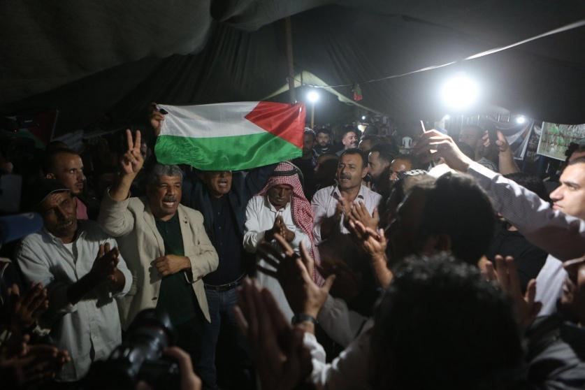 الاحتلال يجمد قرار هدم الخان الاحمر