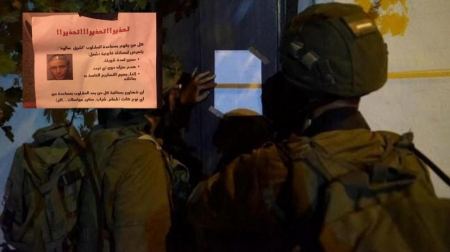 منفذ عملية "بركان" يواصل التخفي والاحتلال يوزع منشورات "تحذيرية"