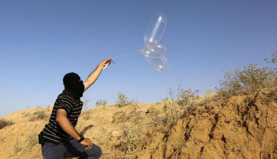 إذاعة جيش الاحتلال: اتفاق الوقود يشمل وقف المسيرات والبالونات الحارقة في غزة