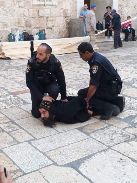 التجمع الوطني المسيحي يدين اعتداء الاحتلال على رهبان في ساحة كنيسة القيامة