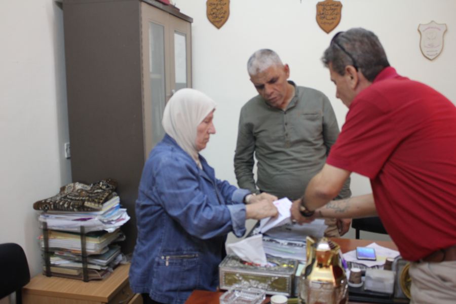  تسليم مكرمة رئاسية لحالتين في محافظة جنين