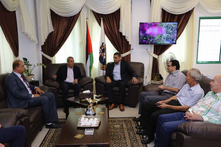 قلقيلية: المحافظ يزور فرع جامعة القدس المفتوحة ويبحث سبل تطوير التعاون