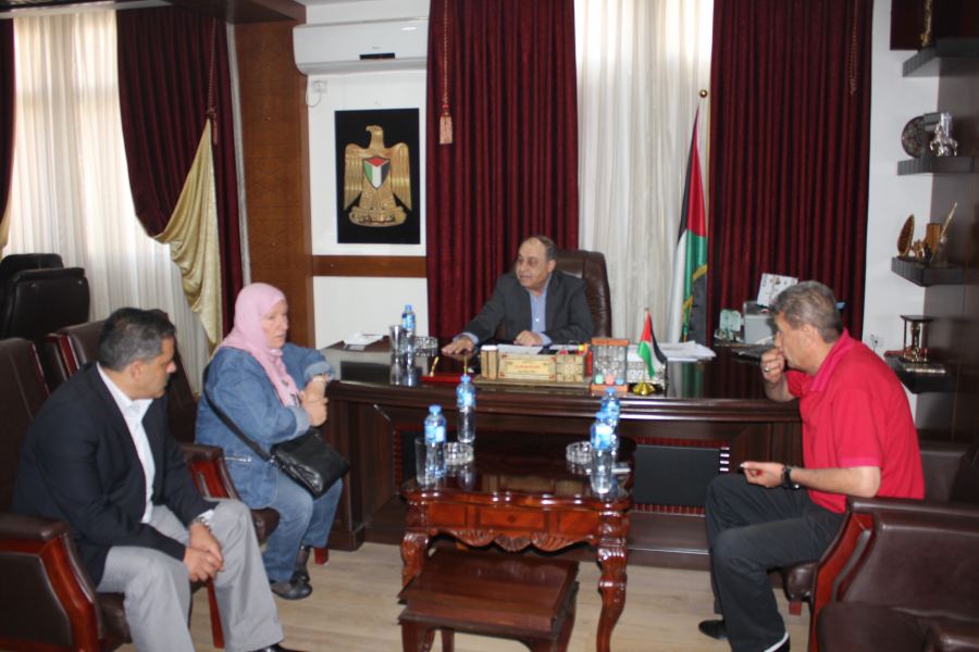  تسليم مكرمة رئاسية لطلبة من ذوي الإعاقة السمعية