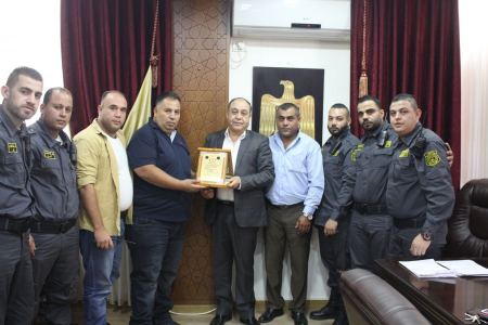  شركة العقرب للأمن والحماية تكرم محافظ جنين
