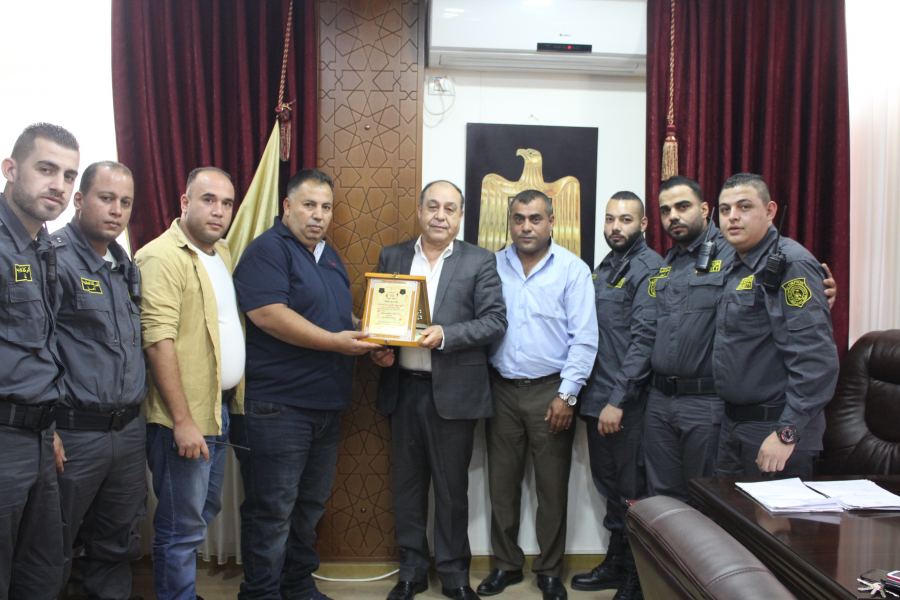  شركة العقرب للأمن والحماية تكرم محافظ جنين