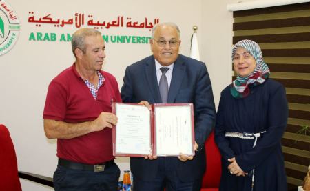 رئيس الجامعة العربية الامريكية يسلم ذوي الفقيدة مرام صبيح من بلدة كفركنا شهادتها الجامعية
