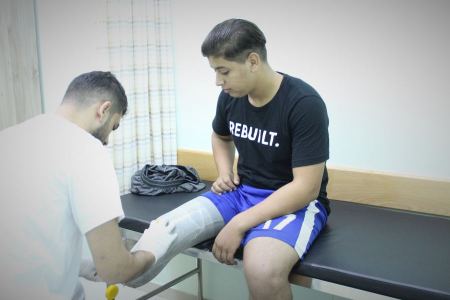 مستشفى حمد يجري عمليات تركيب للأطراف الصناعية بغزة ويبعث الأمل بقلوب آلاف المصابين