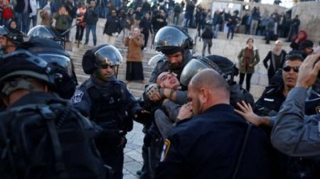 الاحتلال يقمع مسيرة في القدس