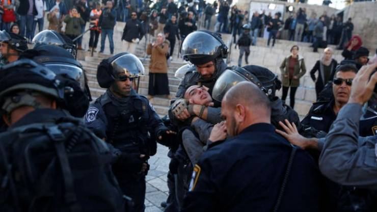 الاحتلال يقمع مسيرة في القدس