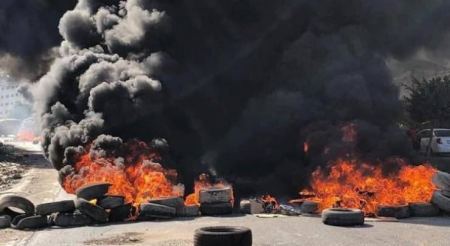 محتجون يغلقون طريق الباذان في نابلس