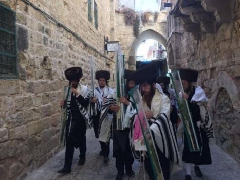 القدس: مستوطنون يؤدون طقوسا تلمودية في سوق القطانين