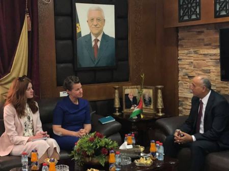 نائب المحافظ يطلع وفدا من القنصلية البريطانية على الأوضاع العامة وانتهاكات الاحتلال في محافظة جنين