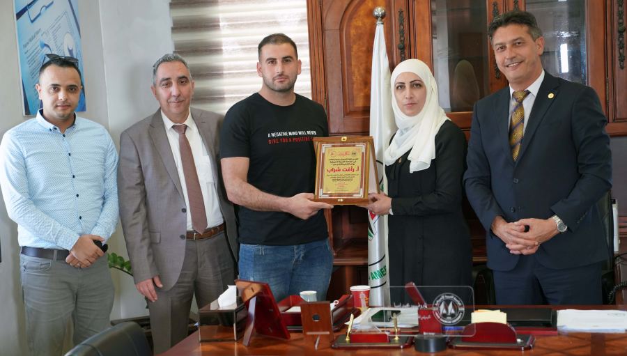 الجامعة العربية الأمريكية تكرم موظفان وخريج أنعشوا حالات توقف قلب لدى أشخاص أثناء تواجدهم في مكان الحدث 