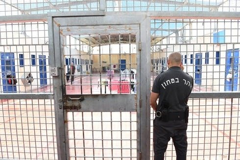 الاحتلال يعلن استشهاد أسير في