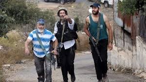 مستعمرون يجبرون 3 عائلات في حزما على هدم مساكنها والرحيل 