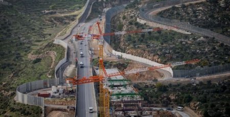 اطلاق نار على فلسطيني بزعم تنفيذه عملية قرب حاجز الانفاق 