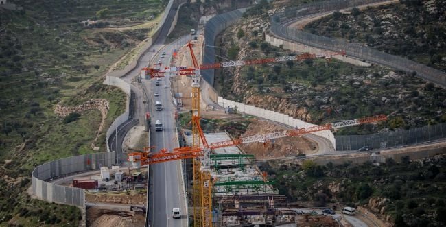 اطلاق نار على فلسطيني بزعم تنفيذه عملية قرب حاجز الانفاق 