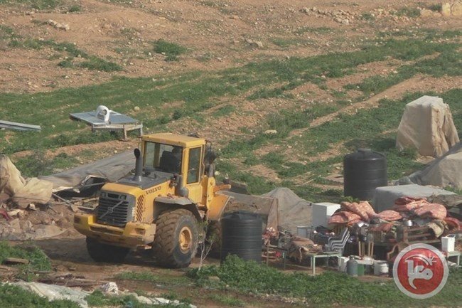 مستوطنون يداهمون خربة الفارسية بالأغوار الشمالية ويهدد المواطنين