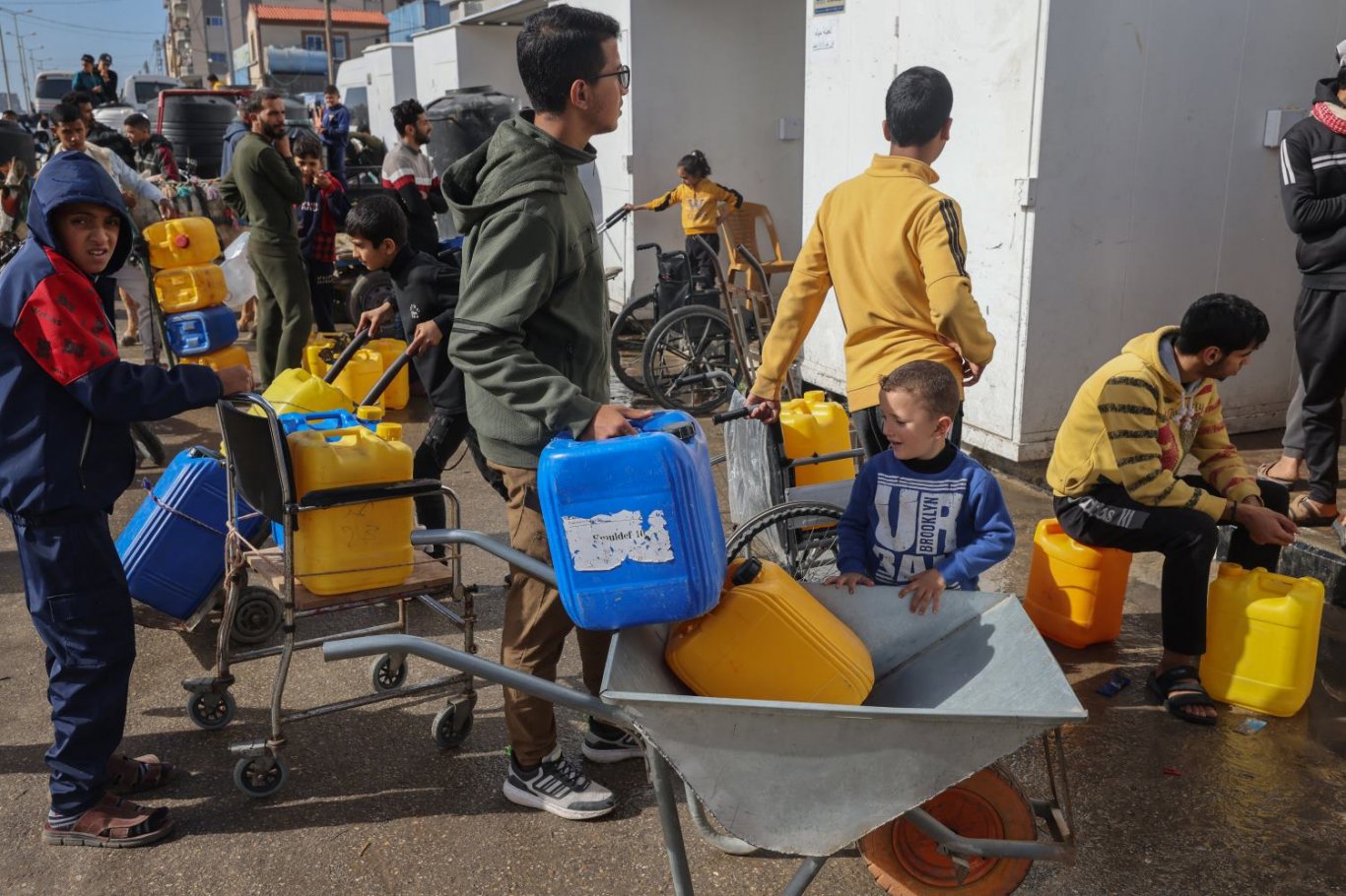 ٨ شهداء في قصف الاحتلال لمحطة تعبئة مياه في رفح