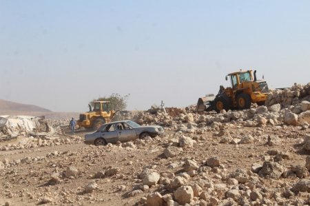 مستعمرون يهدمون خربة "جورة الخيل" شرق الخليل ويستولون على محتوياتها