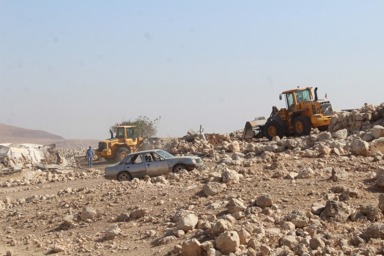 مستعمرون يهدمون خربة 