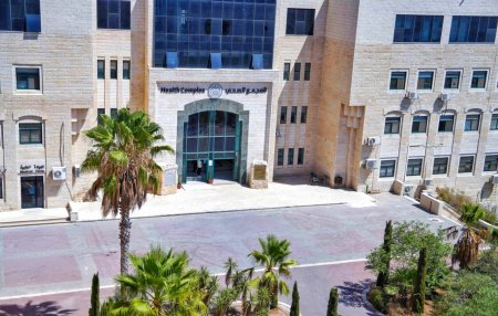 خريجو الطب البشري في جامعة القدس يحققون تفوقًا جديدًا بنسبة نجاح كاملة في امتحان المزاولة الإسرائيلي