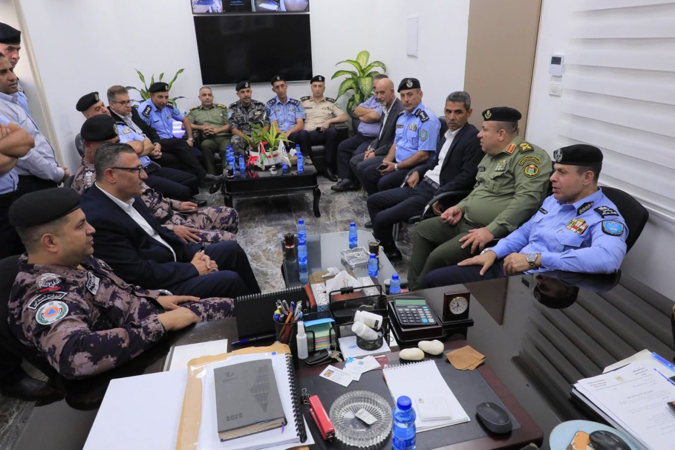 اللواء علام السقا يزور المعابر والحدود ويتفقد عدداً من المواقع الشرطية في أريحا ويجتمع بالضباط