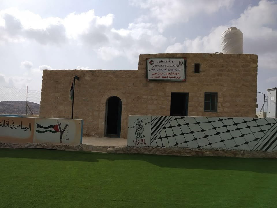 قوات الاحتلال والمستعمرون يداهمون مدرسة التحدي في ابزيق شمال طوباس