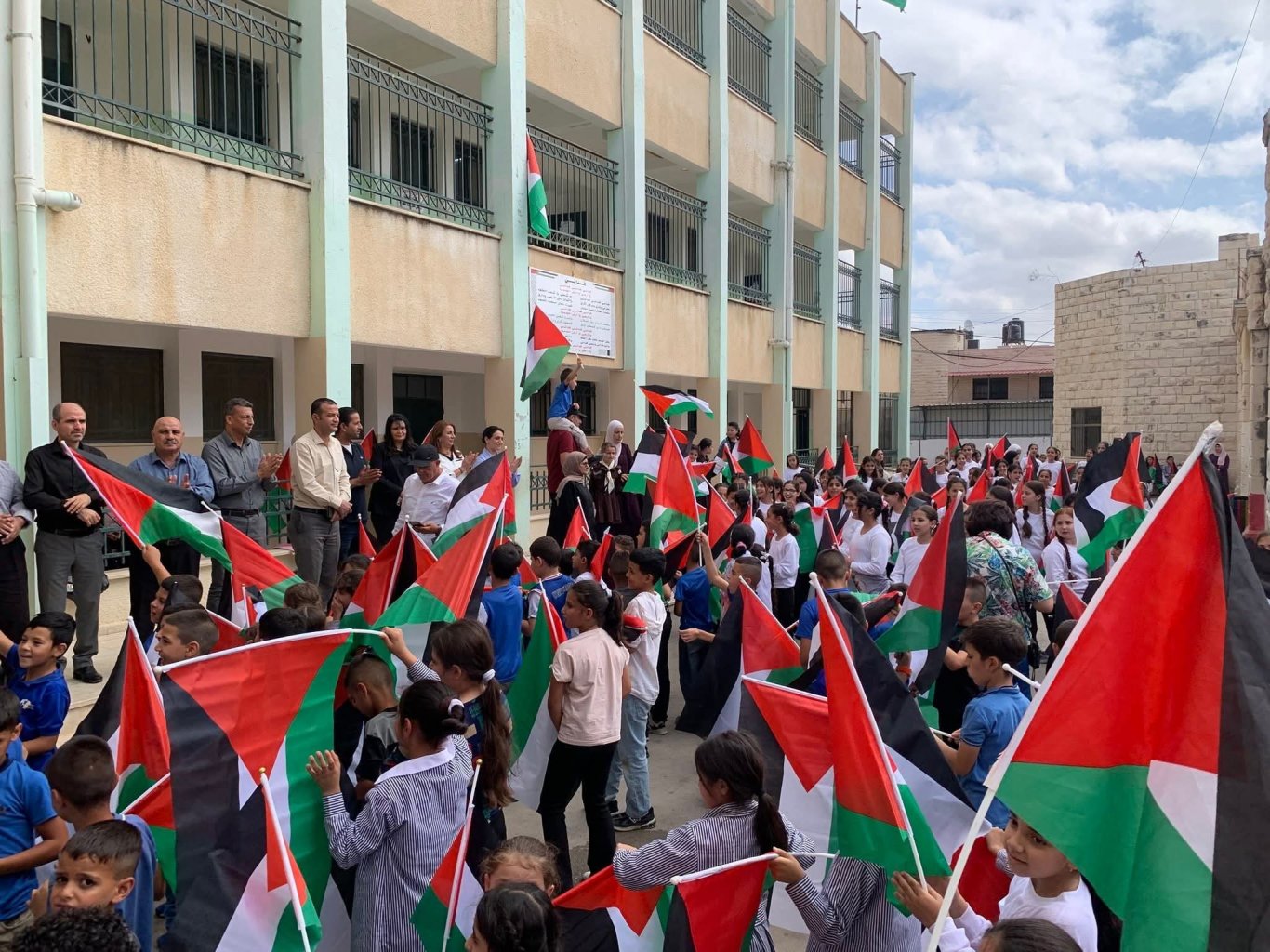 إقامة نشاطاً وطنياً في مدرسة بنات الزبابدة الثانوية تحت عنوان 