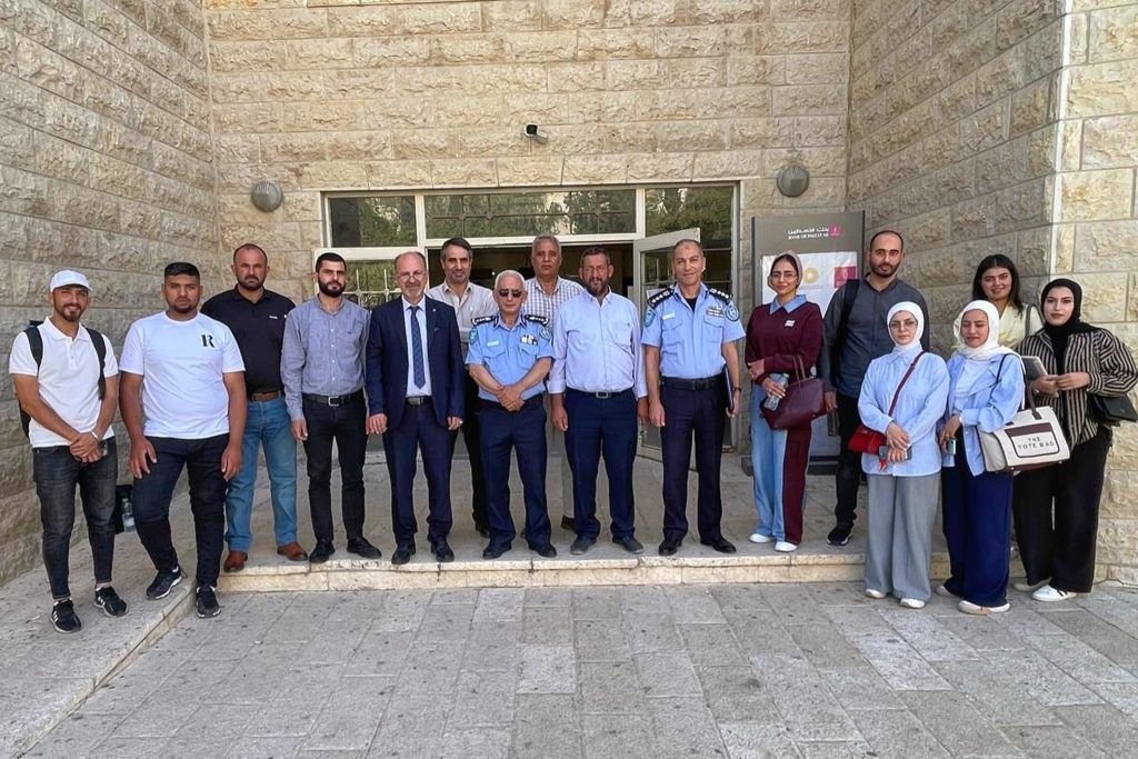 شرطة السياحة والآثار وجامعة القدس تعقدان محاضرة حول دور الشراكة المؤسساتية في حماية التراث الفلسطيني