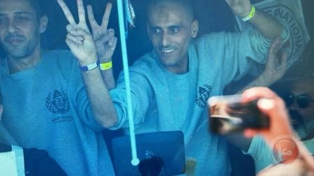 وصول حافلات الأسرى الفلسطينيين المحررين الى رام الله وغزة